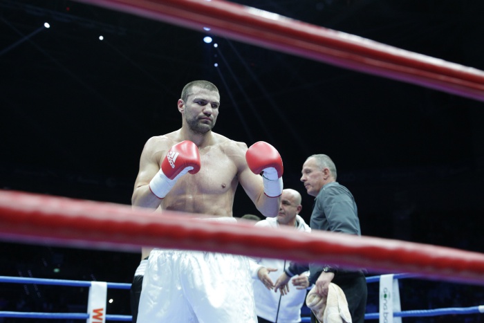 Тервел Пулев записа първа загуба на професионалния ринг по